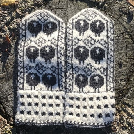 Sheep in a row mittens – Topsy Farms